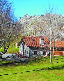 Imagen secundaria 2 - En la imagen superior, Fuente de Izki de camino al Erlo señalizado.. Debajo a la izquierda, enorme estatua de San Ignacio sobre su santuario. A su derecha, espectaculares vistas desde los alredores de Izarraitz. 
