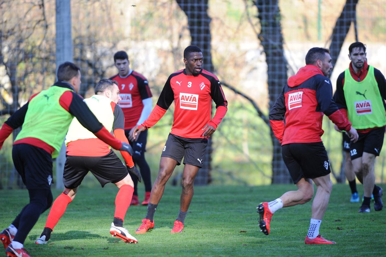 El centrocampista senegalés con pasaporte francés Pape Diop, segundo fichaje del Eibar en el mercado de invierno, se ha estrenado con sus compañeros este sábado en el entrenamiento desarrollado en Atxabalpe.