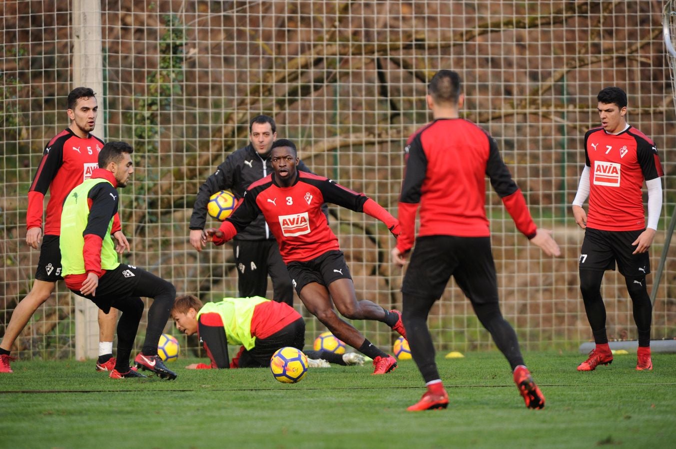 El centrocampista senegalés con pasaporte francés Pape Diop, segundo fichaje del Eibar en el mercado de invierno, se ha estrenado con sus compañeros este sábado en el entrenamiento desarrollado en Atxabalpe.