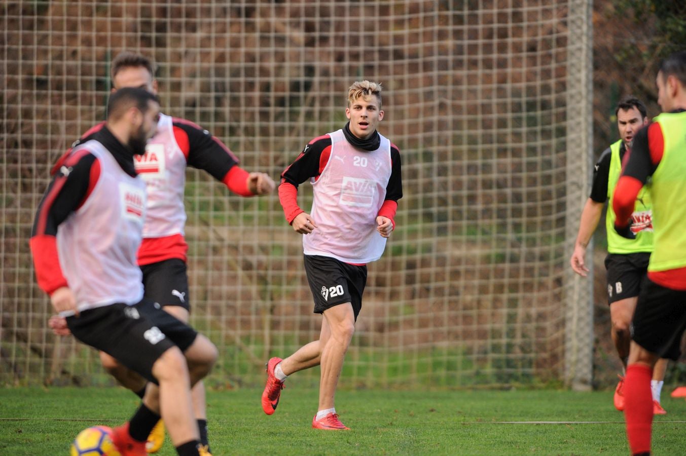 El centrocampista senegalés con pasaporte francés Pape Diop, segundo fichaje del Eibar en el mercado de invierno, se ha estrenado con sus compañeros este sábado en el entrenamiento desarrollado en Atxabalpe.