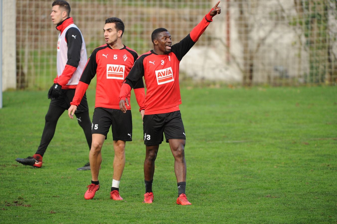 El centrocampista senegalés con pasaporte francés Pape Diop, segundo fichaje del Eibar en el mercado de invierno, se ha estrenado con sus compañeros este sábado en el entrenamiento desarrollado en Atxabalpe.
