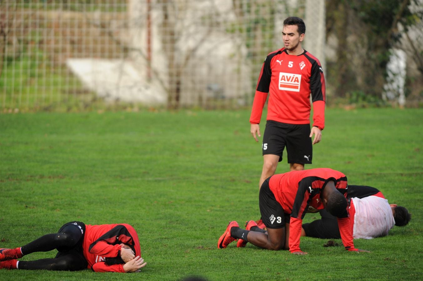 El centrocampista senegalés con pasaporte francés Pape Diop, segundo fichaje del Eibar en el mercado de invierno, se ha estrenado con sus compañeros este sábado en el entrenamiento desarrollado en Atxabalpe.