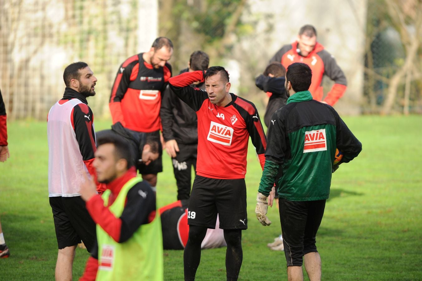 El centrocampista senegalés con pasaporte francés Pape Diop, segundo fichaje del Eibar en el mercado de invierno, se ha estrenado con sus compañeros este sábado en el entrenamiento desarrollado en Atxabalpe.