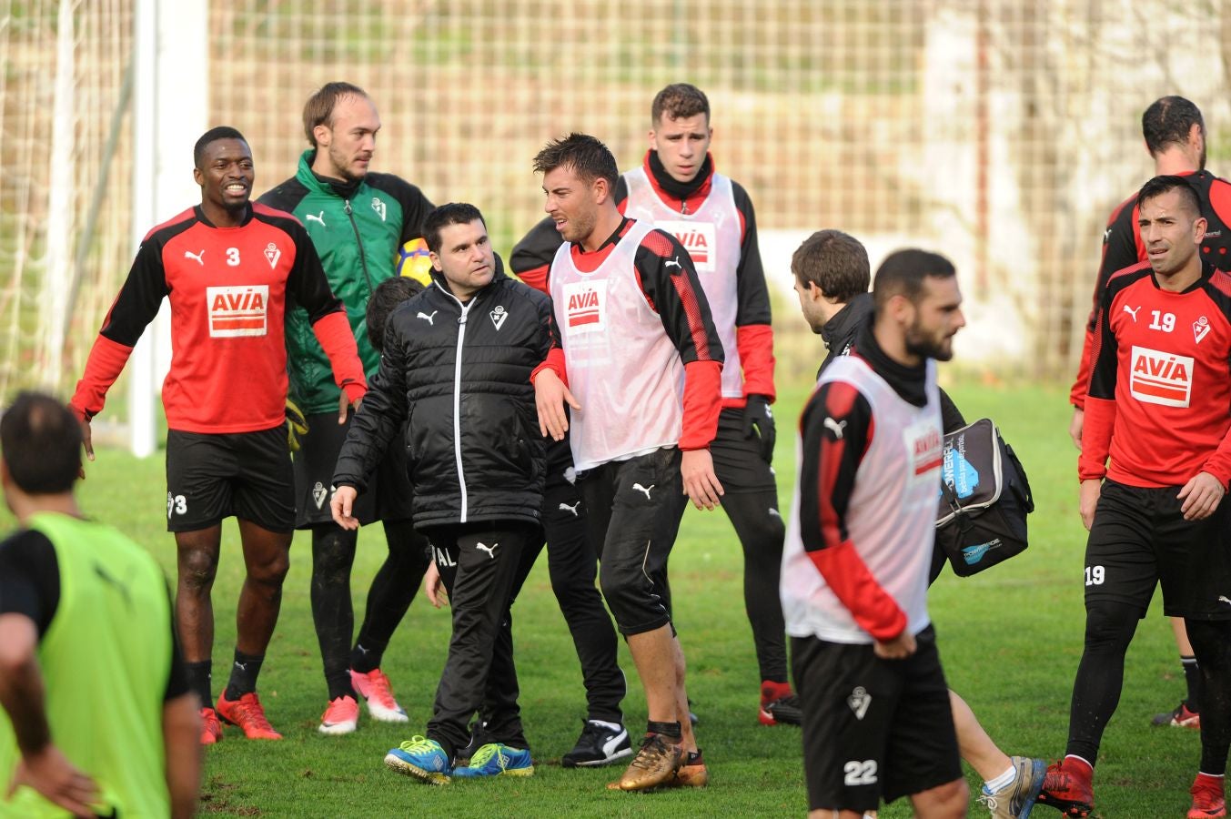 El centrocampista senegalés con pasaporte francés Pape Diop, segundo fichaje del Eibar en el mercado de invierno, se ha estrenado con sus compañeros este sábado en el entrenamiento desarrollado en Atxabalpe.