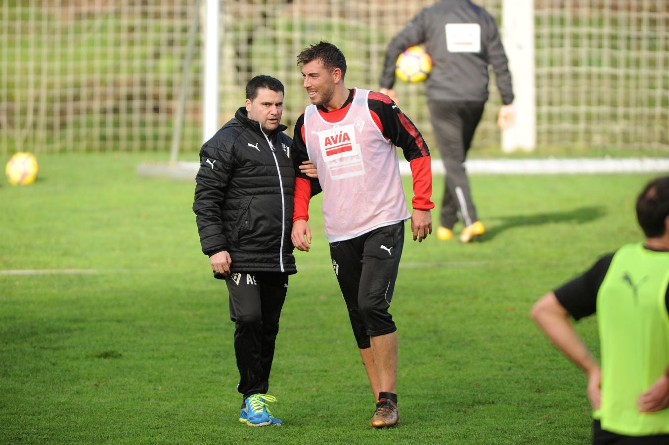 El centrocampista senegalés con pasaporte francés Pape Diop, segundo fichaje del Eibar en el mercado de invierno, se ha estrenado con sus compañeros este sábado en el entrenamiento desarrollado en Atxabalpe.