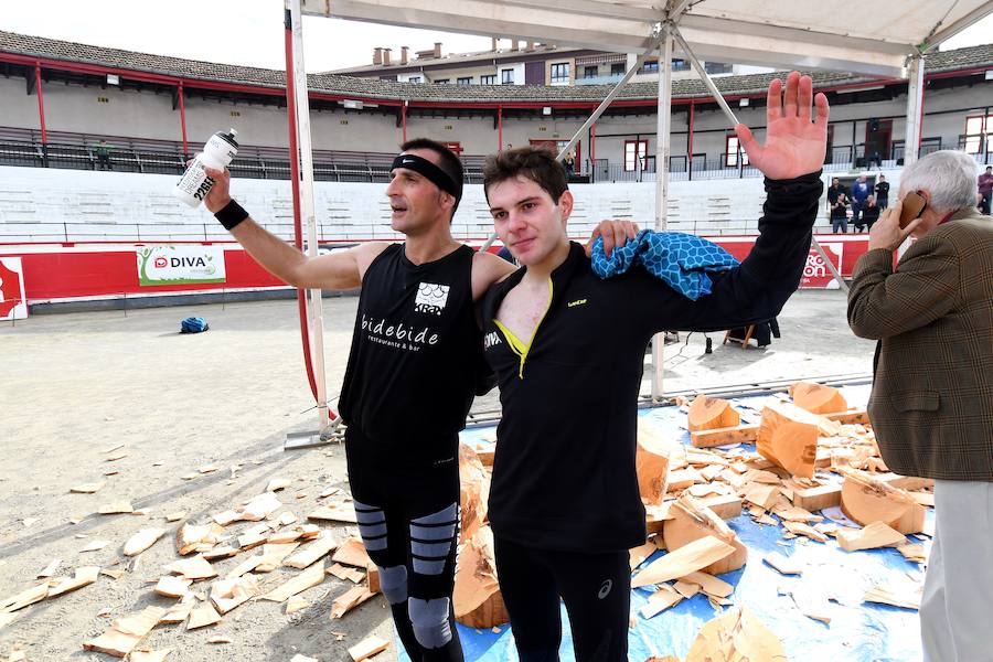 Joxean Etxeberria se ha impuesto con facilidad a Xabier Zaldua en el desafío de aizkora y carrera que les ha enfrentado este sábado en la plaza de toros de Azpeitia.