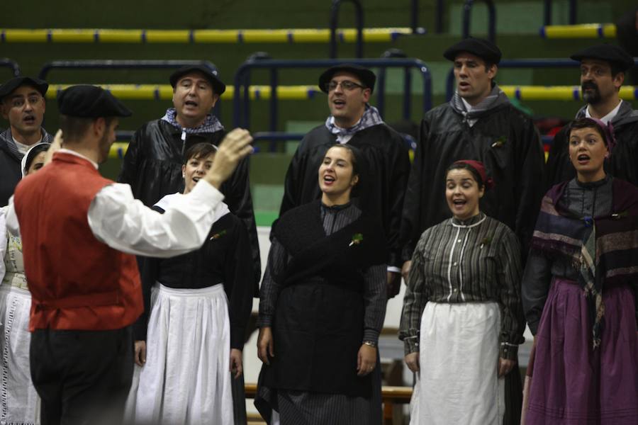 Un año más, Errenteria ha vibrado con su tradicional concurso de villancicos. Por la mañana, cerca de 400 niños procedentes de nueve coros infantiles han protagonizado una espectacular actuación, como prolegómeno del concurso, celebrado por la tarde. 