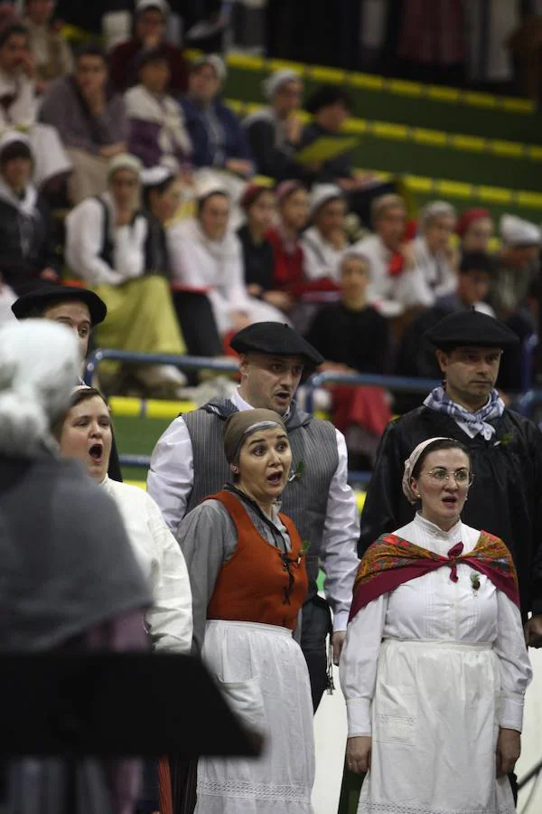 Un año más, Errenteria ha vibrado con su tradicional concurso de villancicos. Por la mañana, cerca de 400 niños procedentes de nueve coros infantiles han protagonizado una espectacular actuación, como prolegómeno del concurso, celebrado por la tarde. 