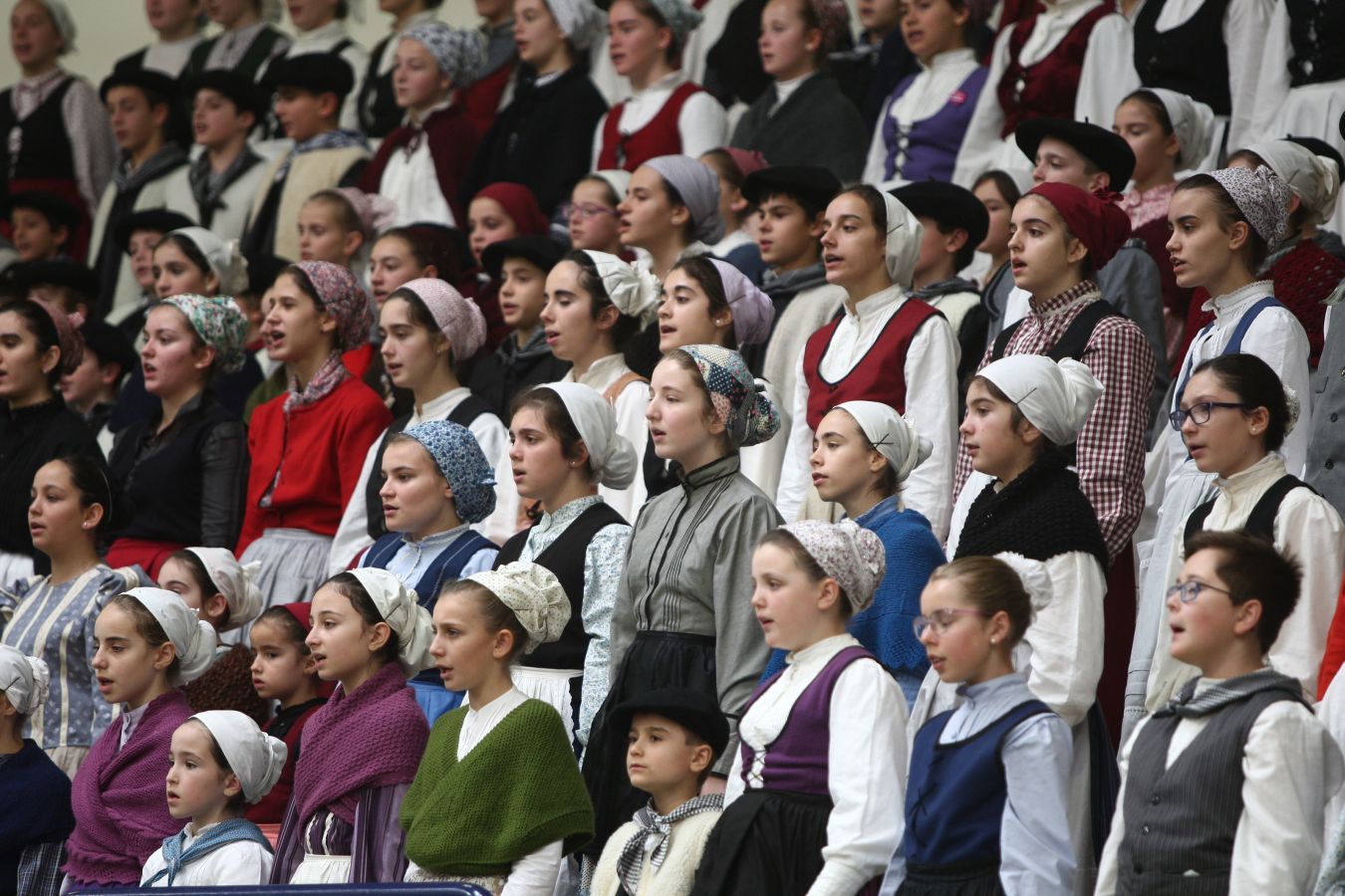 Un año más, Errenteria ha vibrado con su tradicional concurso de villancicos. Por la mañana, cerca de 400 niños procedentes de nueve coros infantiles han protagonizado una espectacular actuación, como prolegómeno del concurso, celebrado por la tarde. 