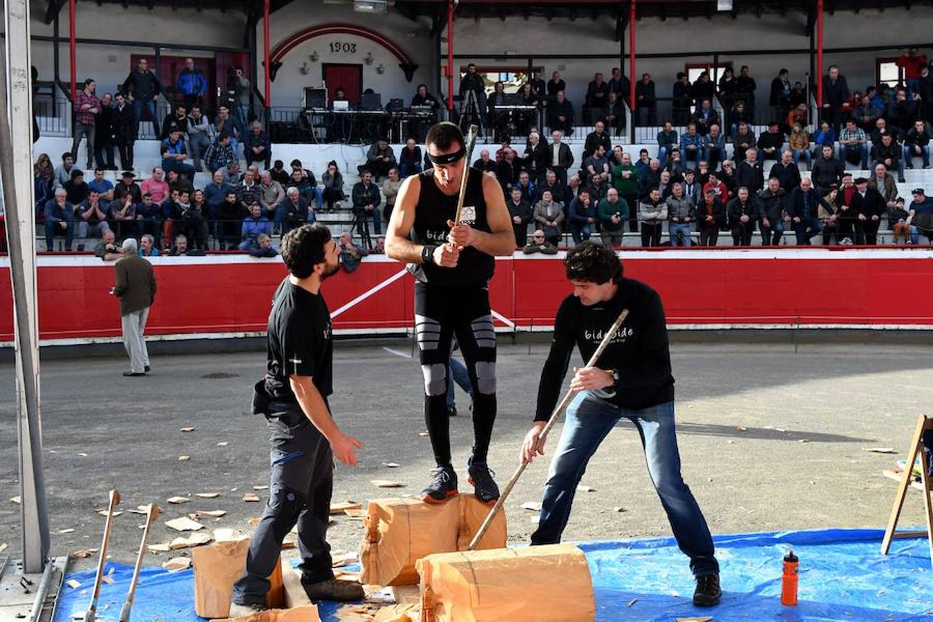 Joxean Etxeberria se ha impuesto con facilidad a Xabier Zaldua en el desafío de aizkora y carrera que les ha enfrentado este sábado en la plaza de toros de Azpeitia.
