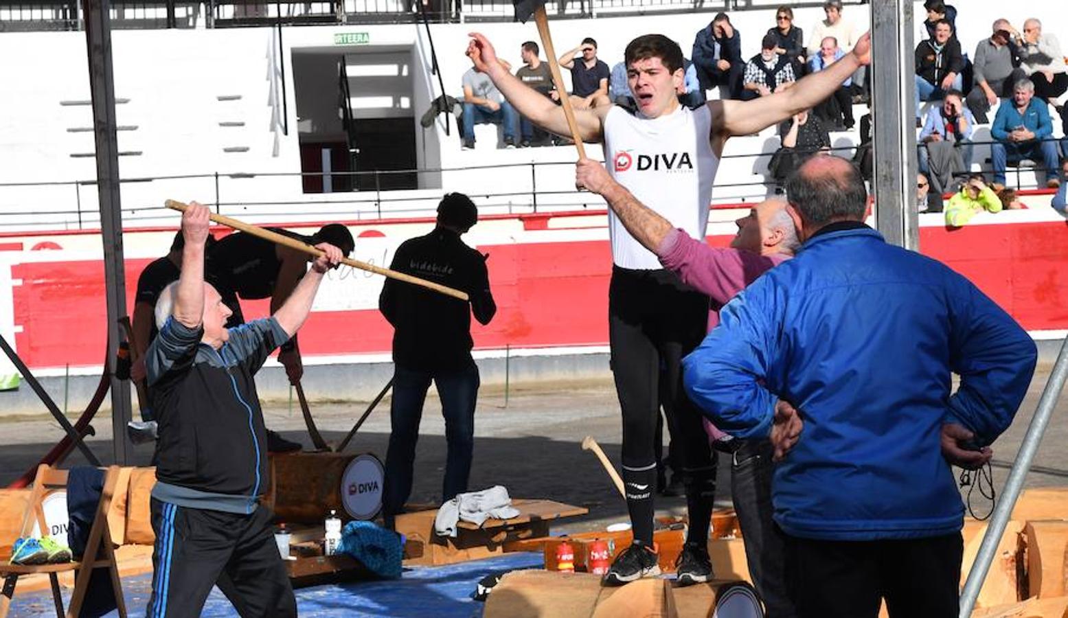 Joxean Etxeberria se ha impuesto con facilidad a Xabier Zaldua en el desafío de aizkora y carrera que les ha enfrentado este sábado en la plaza de toros de Azpeitia.