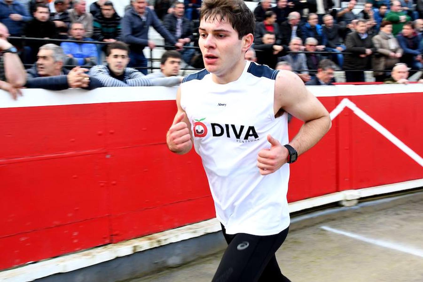 Joxean Etxeberria se ha impuesto con facilidad a Xabier Zaldua en el desafío de aizkora y carrera que les ha enfrentado este sábado en la plaza de toros de Azpeitia.