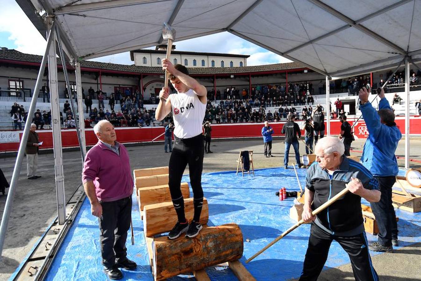 Joxean Etxeberria se ha impuesto con facilidad a Xabier Zaldua en el desafío de aizkora y carrera que les ha enfrentado este sábado en la plaza de toros de Azpeitia.