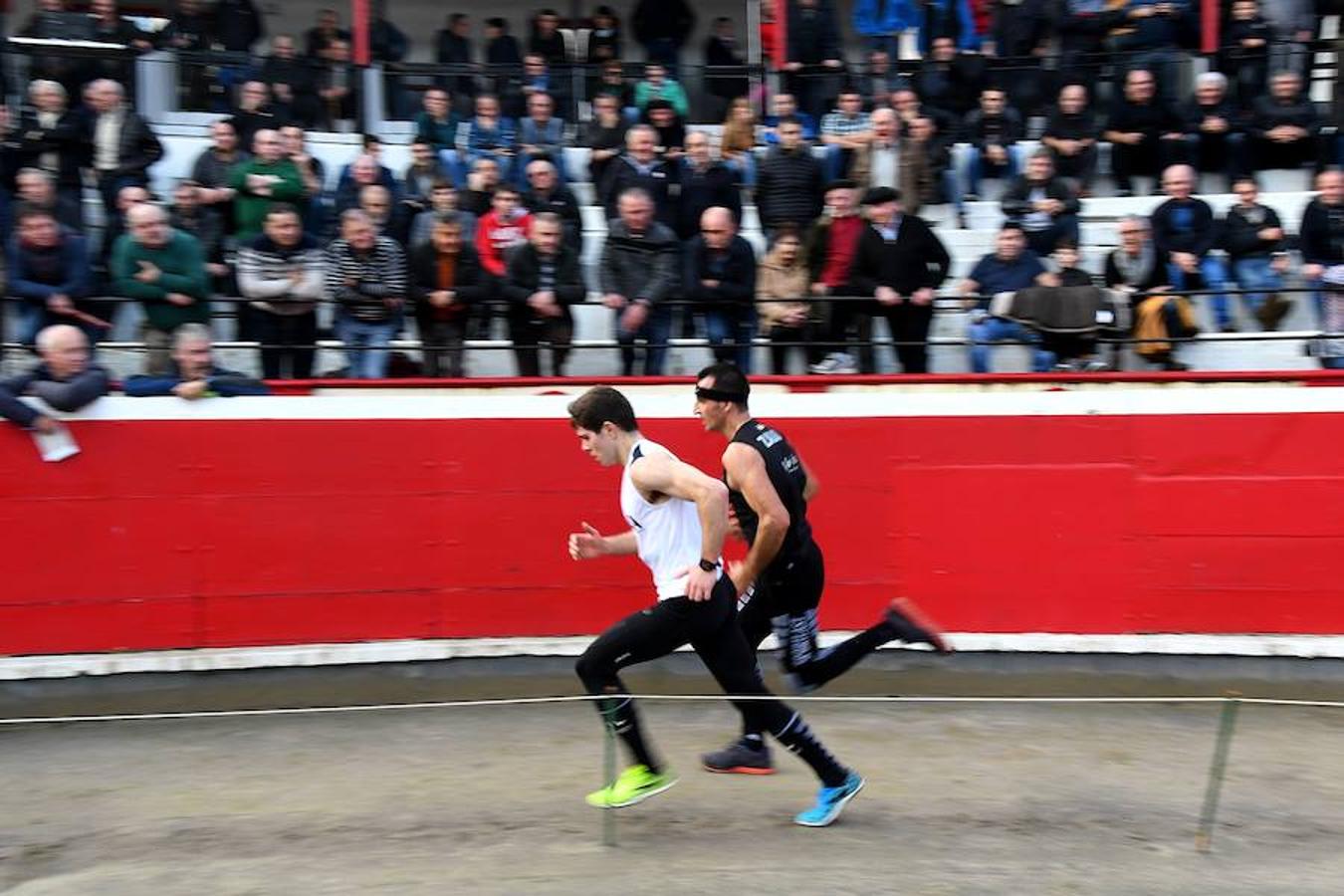 Joxean Etxeberria se ha impuesto con facilidad a Xabier Zaldua en el desafío de aizkora y carrera que les ha enfrentado este sábado en la plaza de toros de Azpeitia.