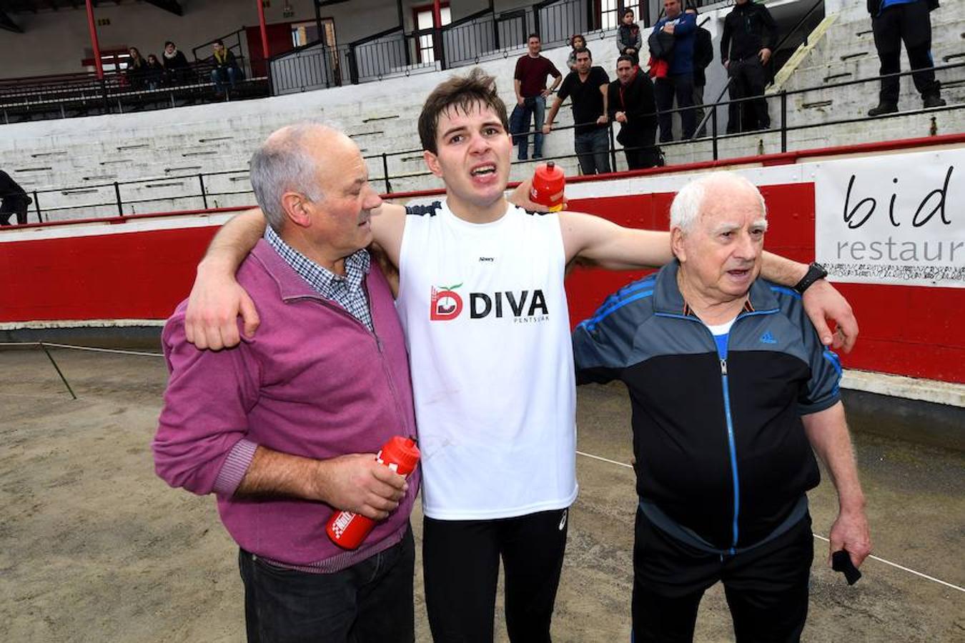 Joxean Etxeberria se ha impuesto con facilidad a Xabier Zaldua en el desafío de aizkora y carrera que les ha enfrentado este sábado en la plaza de toros de Azpeitia.
