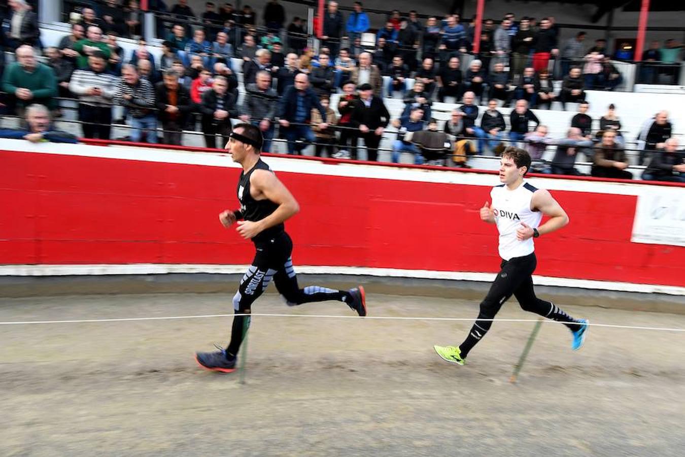 Joxean Etxeberria se ha impuesto con facilidad a Xabier Zaldua en el desafío de aizkora y carrera que les ha enfrentado este sábado en la plaza de toros de Azpeitia.