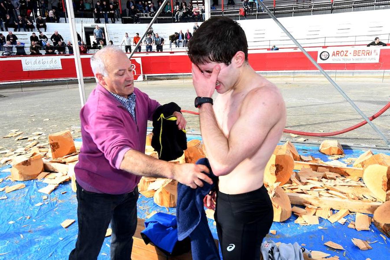 Joxean Etxeberria se ha impuesto con facilidad a Xabier Zaldua en el desafío de aizkora y carrera que les ha enfrentado este sábado en la plaza de toros de Azpeitia.