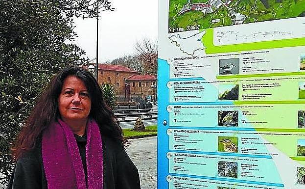 Señalética. La concejala Gloria Vázquez ante una de las señales.