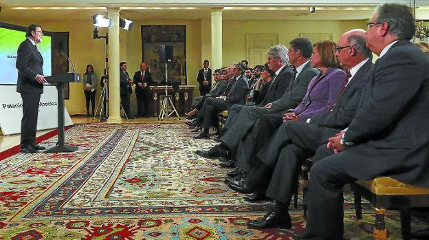 Fin de año. Mariano Rajoy realiza un balance de 2017 en el Palacio de La Moncloa con todos sus ministros ocupando la primera fila en la rueda de prensa. 