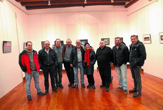 Miembros de la sociedad fotográfica Ortzadar que concurren en la muestra colectiva de Barrena.