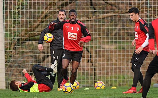 Pape Diop, con el balón este sábado en Atxabalpe.