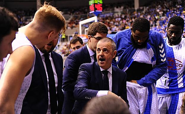 Fisac da órdenes durante un tiempo muerto