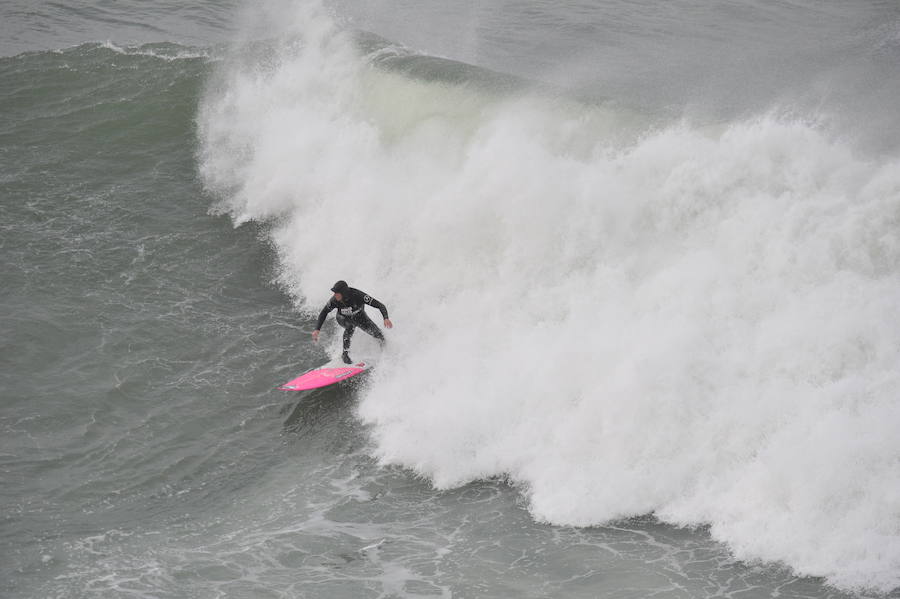 El estadounidense Nic Lamb ha sido el ganador de la duodécima edición del XII Punta Galea Challenge, campeonato internacional de surf sobre olas grandes disputado este sábado en aguas del Abra de Getxo, que ha contado con la participación de 24 surfistas y olas de hasta seis metros de altura.