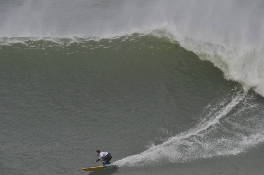 El estadounidense Nic Lamb ha sido el ganador de la duodécima edición del XII Punta Galea Challenge, campeonato internacional de surf sobre olas grandes disputado este sábado en aguas del Abra de Getxo, que ha contado con la participación de 24 surfistas y olas de hasta seis metros de altura.