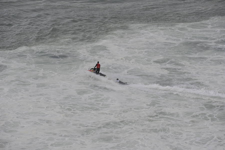 El estadounidense Nic Lamb ha sido el ganador de la duodécima edición del XII Punta Galea Challenge, campeonato internacional de surf sobre olas grandes disputado este sábado en aguas del Abra de Getxo, que ha contado con la participación de 24 surfistas y olas de hasta seis metros de altura.