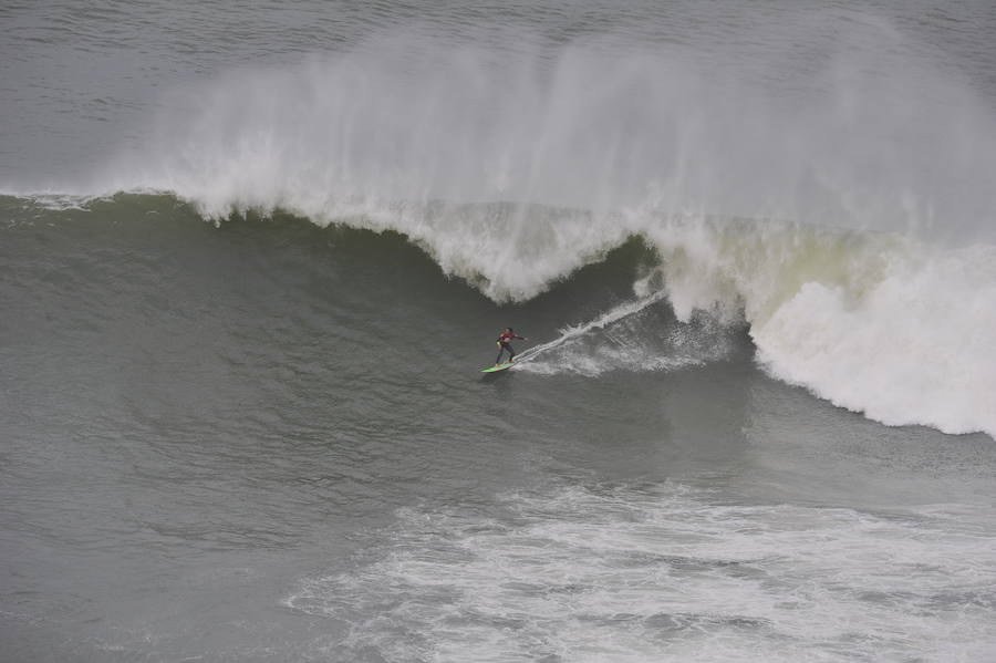 El estadounidense Nic Lamb ha sido el ganador de la duodécima edición del XII Punta Galea Challenge, campeonato internacional de surf sobre olas grandes disputado este sábado en aguas del Abra de Getxo, que ha contado con la participación de 24 surfistas y olas de hasta seis metros de altura.