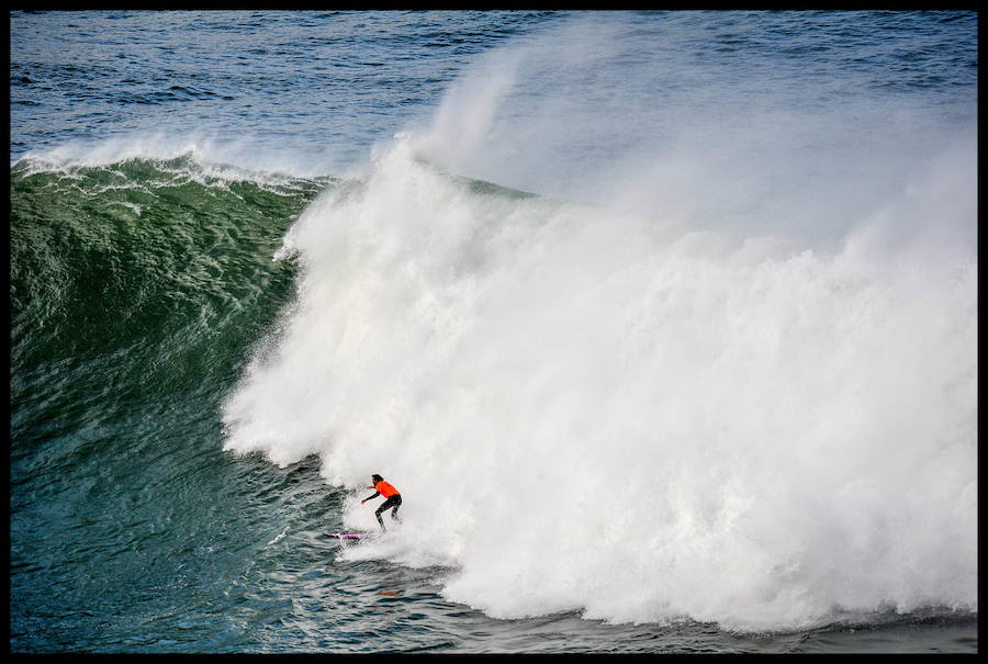 El estadounidense Nic Lamb ha sido el ganador de la duodécima edición del XII Punta Galea Challenge, campeonato internacional de surf sobre olas grandes disputado este sábado en aguas del Abra de Getxo, que ha contado con la participación de 24 surfistas y olas de hasta seis metros de altura.