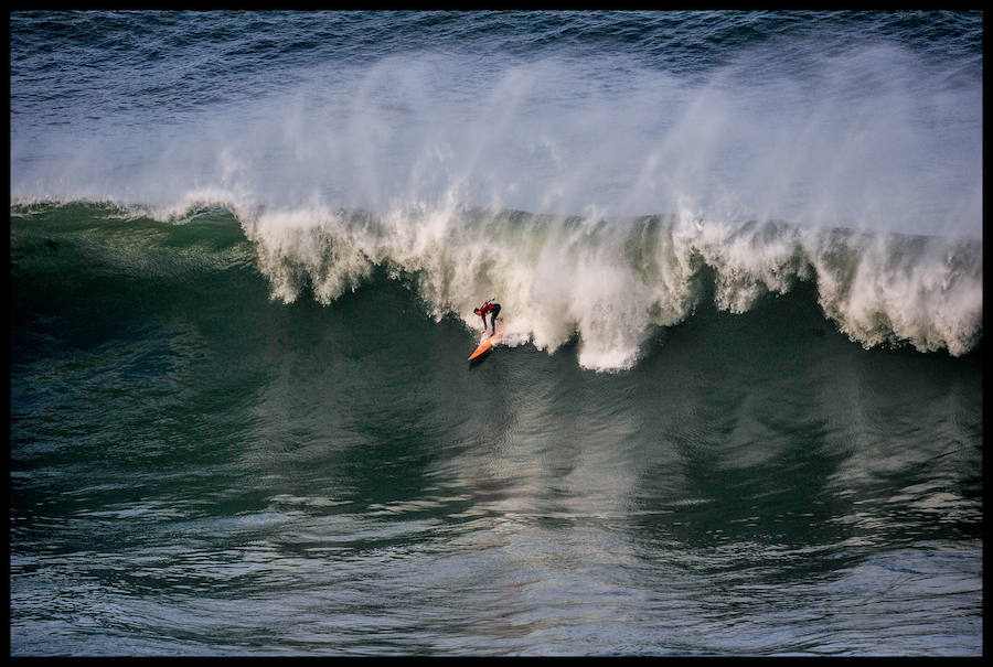 El estadounidense Nic Lamb ha sido el ganador de la duodécima edición del XII Punta Galea Challenge, campeonato internacional de surf sobre olas grandes disputado este sábado en aguas del Abra de Getxo, que ha contado con la participación de 24 surfistas y olas de hasta seis metros de altura.