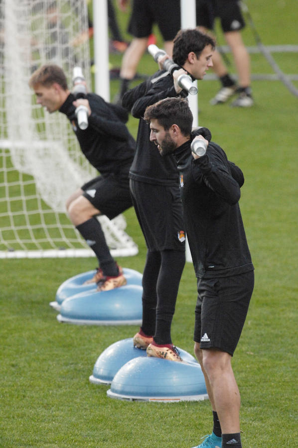 La plantilla de la Real Sociedad, se ha ejercitado este sábado por la tarde en Zubieta con las ausencias de Januzaj y De la Bella.