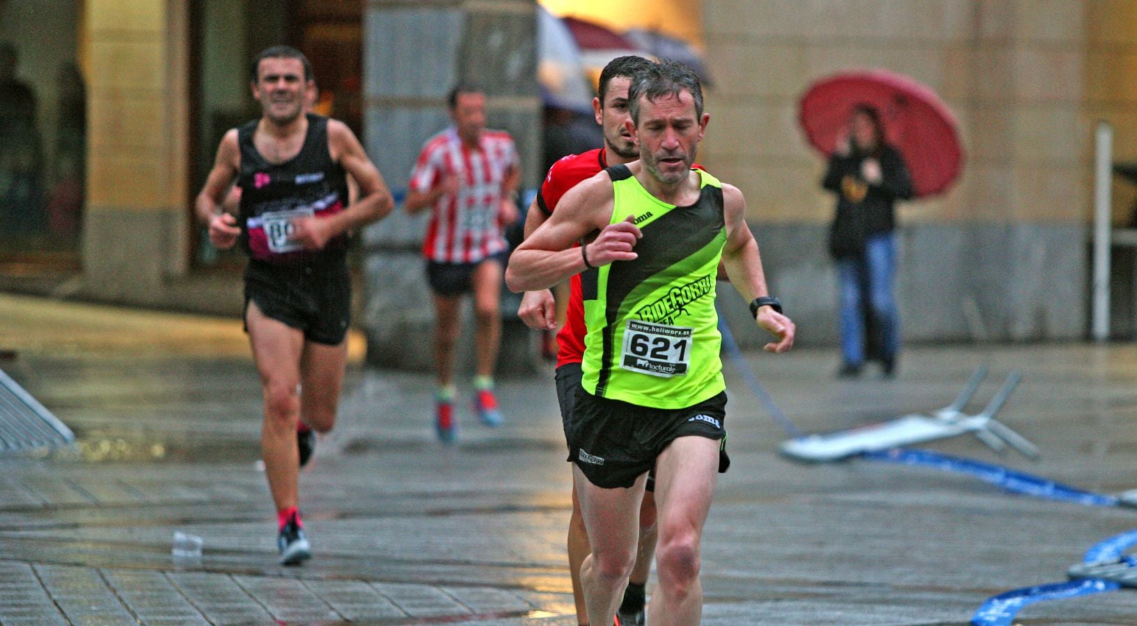 La lluvia no ha deslucido en absoluto el buen ambiente de la San Silvestre de Errenteria, en la que los corredores han disfrutado de la carrera a pesar de las condiciones meteorológicas.