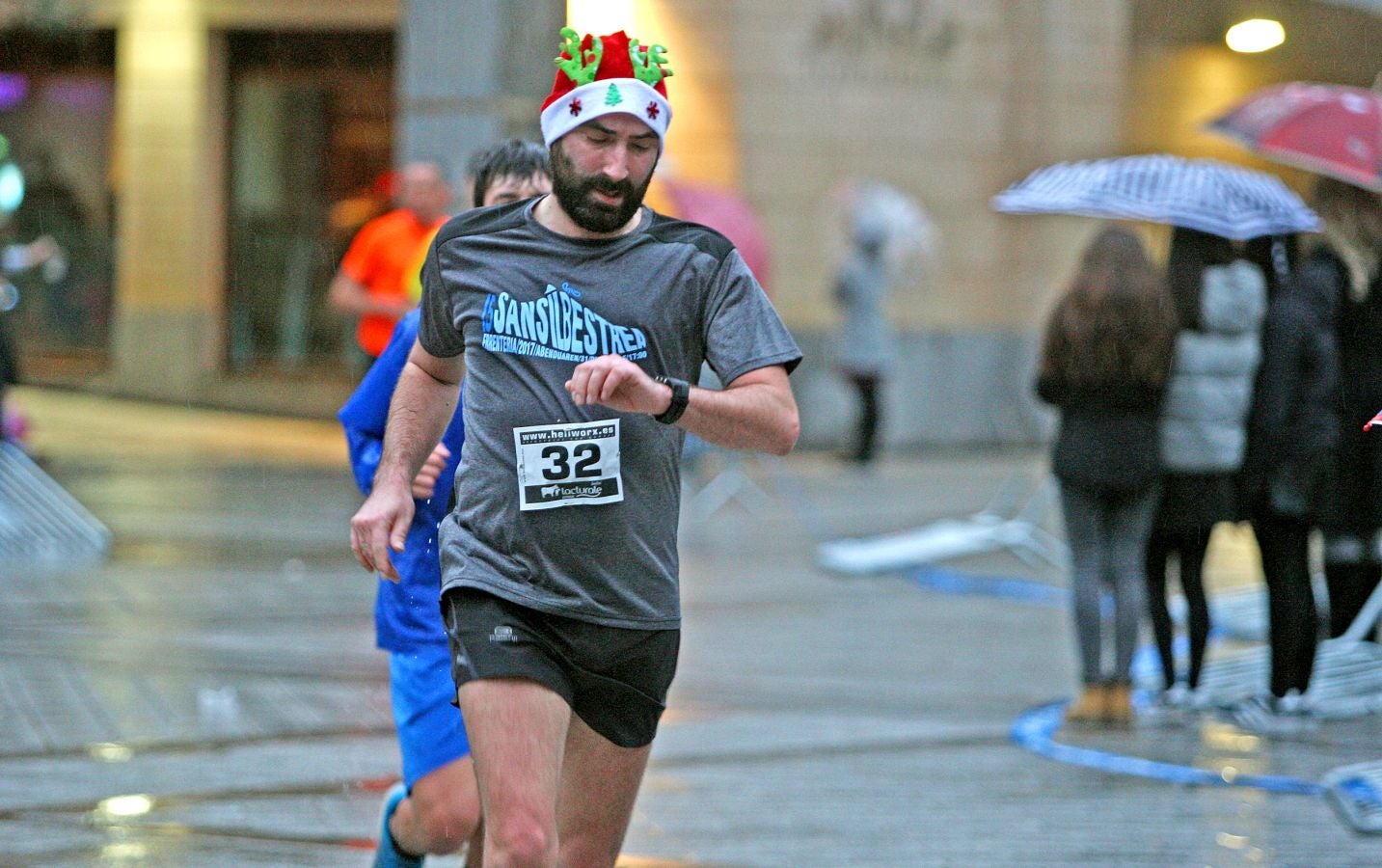 La lluvia no ha deslucido en absoluto el buen ambiente de la San Silvestre de Errenteria, en la que los corredores han disfrutado de la carrera a pesar de las condiciones meteorológicas.