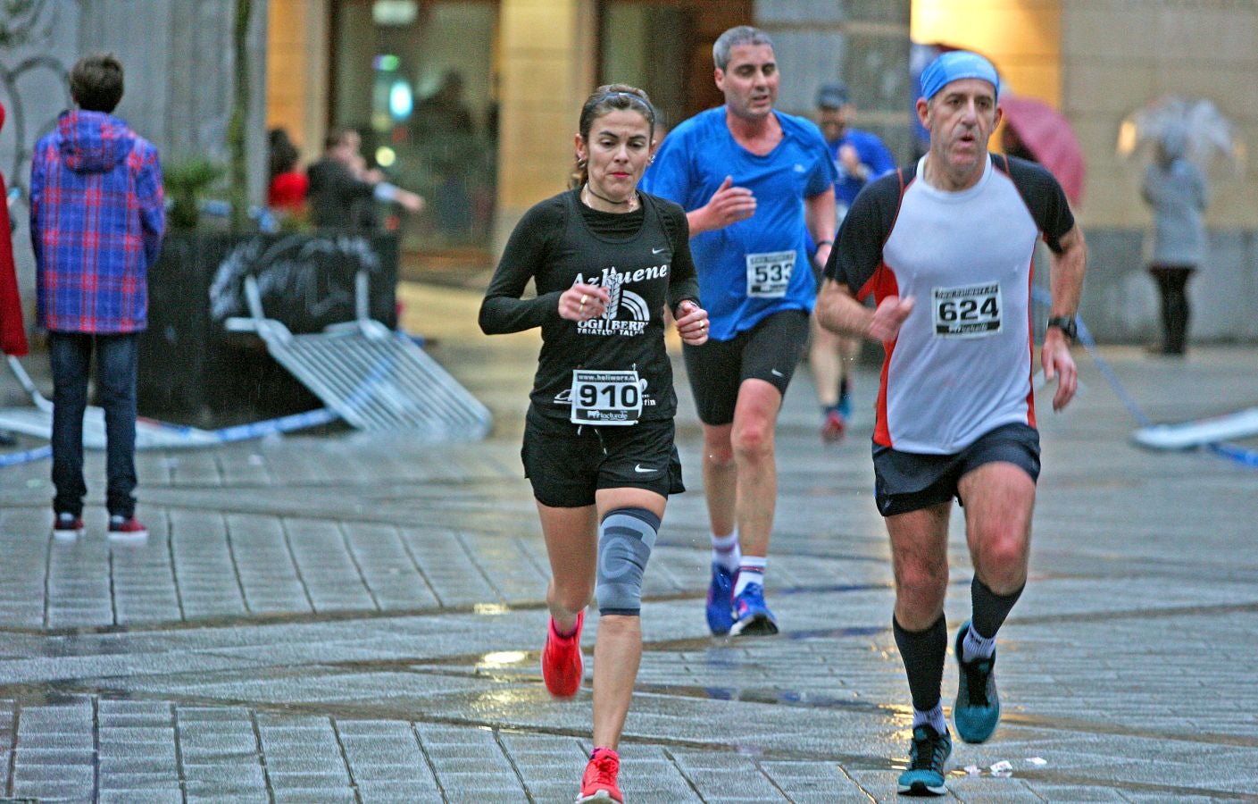 La lluvia no ha deslucido en absoluto el buen ambiente de la San Silvestre de Errenteria, en la que los corredores han disfrutado de la carrera a pesar de las condiciones meteorológicas.