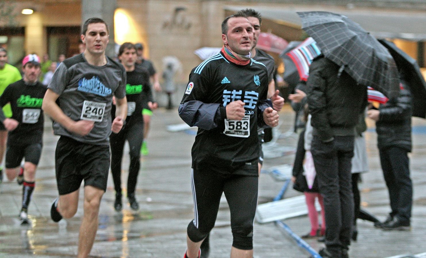 La lluvia no ha deslucido en absoluto el buen ambiente de la San Silvestre de Errenteria, en la que los corredores han disfrutado de la carrera a pesar de las condiciones meteorológicas.