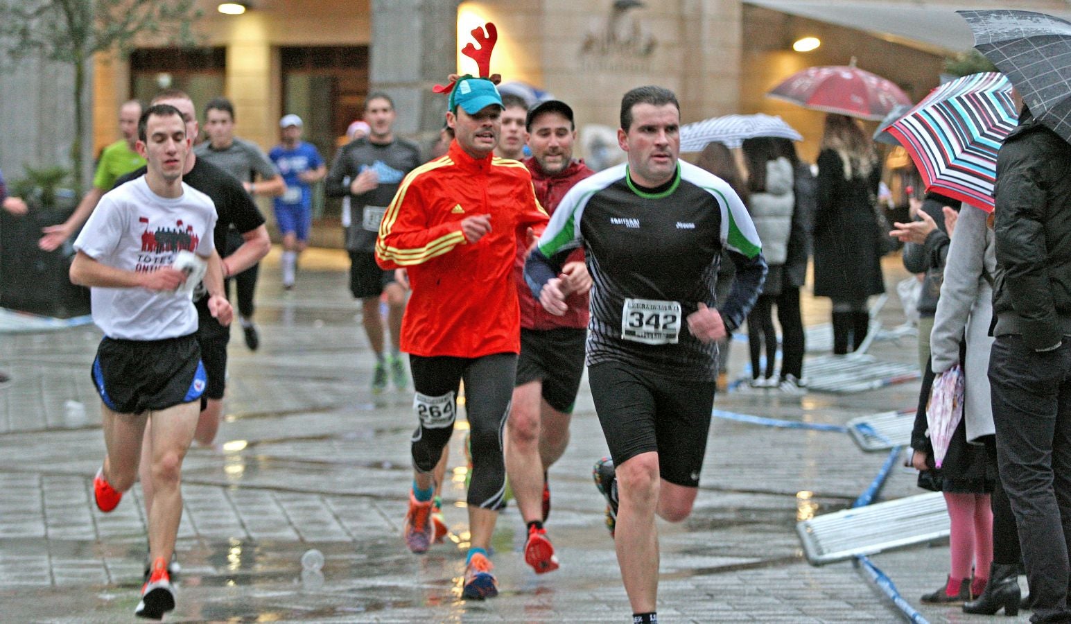 La lluvia no ha deslucido en absoluto el buen ambiente de la San Silvestre de Errenteria, en la que los corredores han disfrutado de la carrera a pesar de las condiciones meteorológicas.