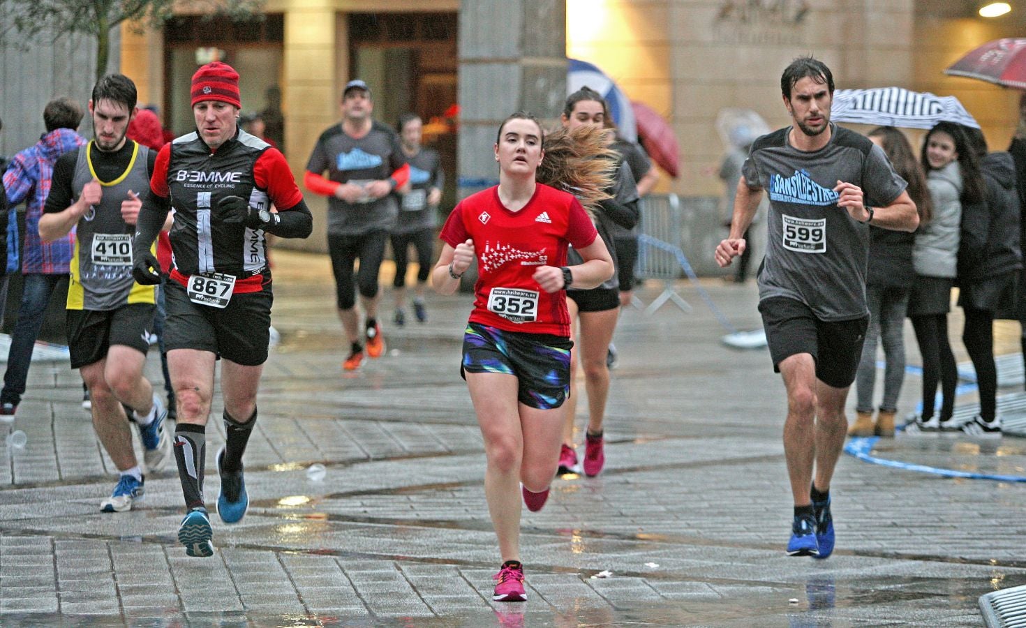 La lluvia no ha deslucido en absoluto el buen ambiente de la San Silvestre de Errenteria, en la que los corredores han disfrutado de la carrera a pesar de las condiciones meteorológicas.