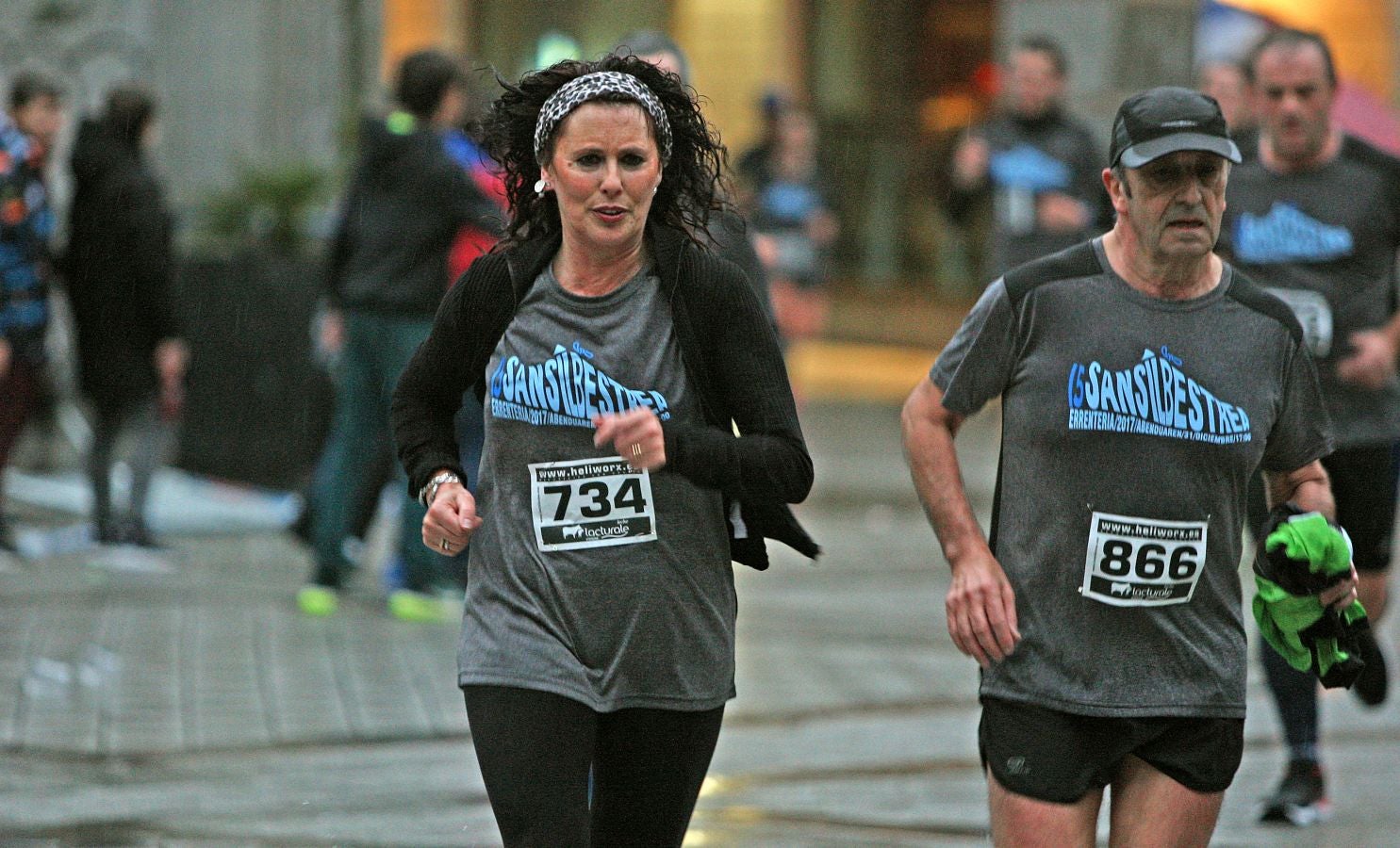 La lluvia no ha deslucido en absoluto el buen ambiente de la San Silvestre de Errenteria, en la que los corredores han disfrutado de la carrera a pesar de las condiciones meteorológicas.