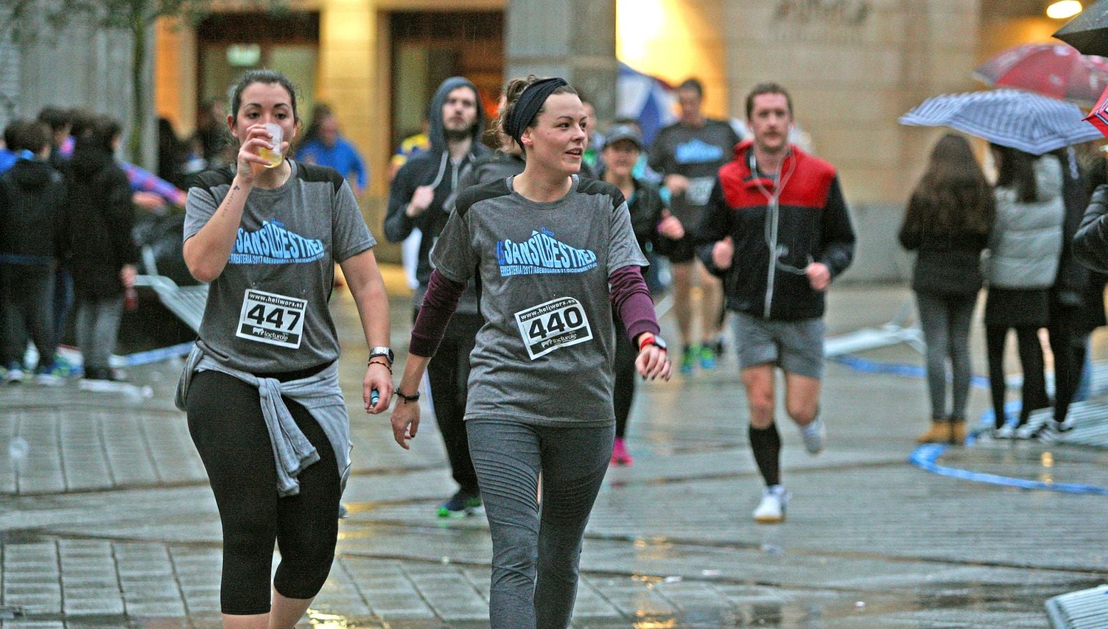 La lluvia no ha deslucido en absoluto el buen ambiente de la San Silvestre de Errenteria, en la que los corredores han disfrutado de la carrera a pesar de las condiciones meteorológicas.