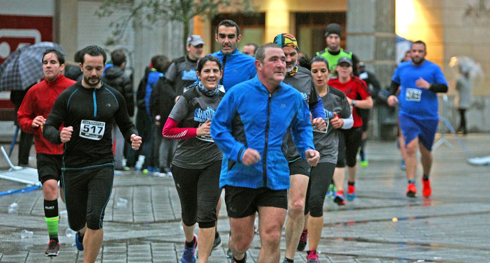 La lluvia no ha deslucido en absoluto el buen ambiente de la San Silvestre de Errenteria, en la que los corredores han disfrutado de la carrera a pesar de las condiciones meteorológicas.