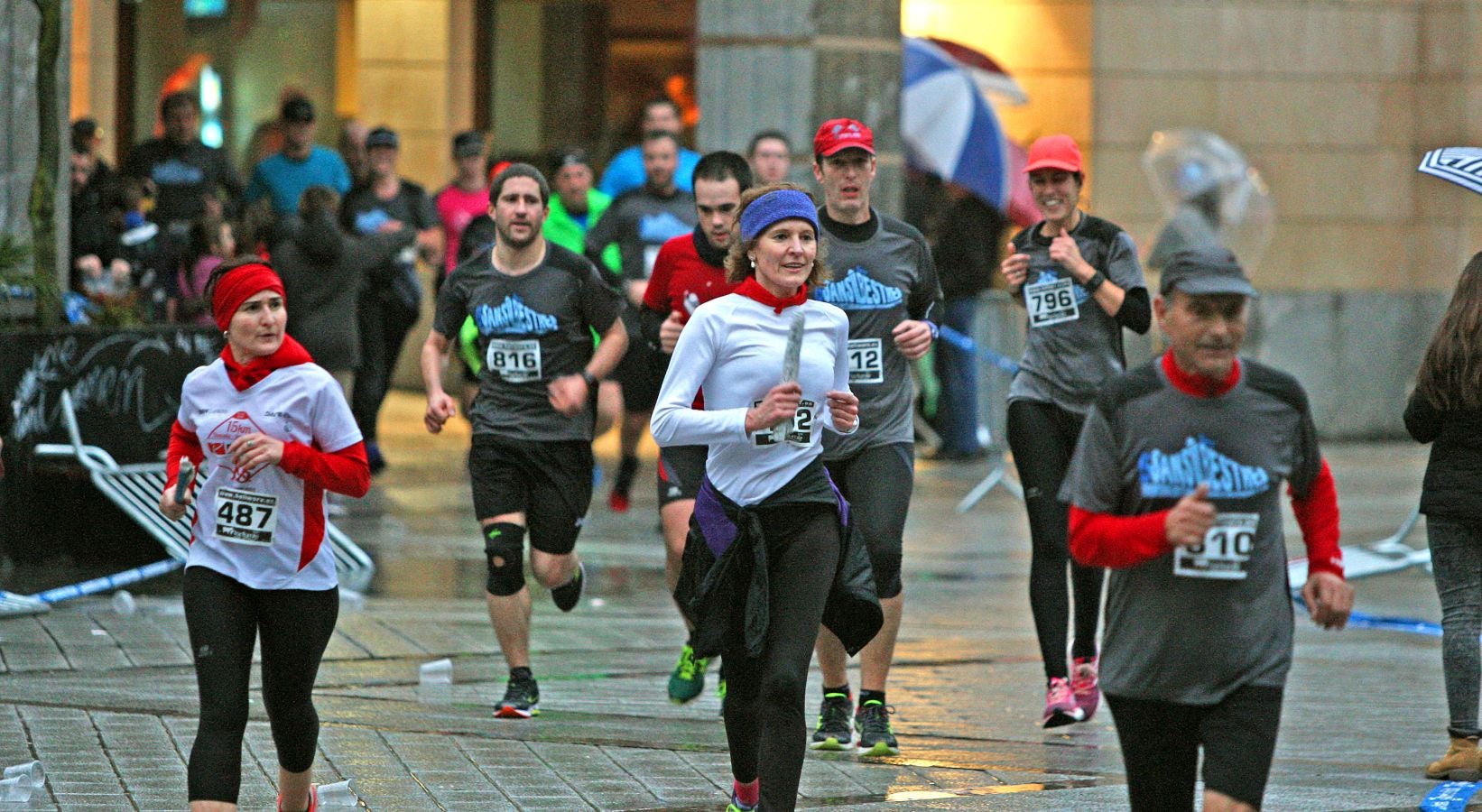 La lluvia no ha deslucido en absoluto el buen ambiente de la San Silvestre de Errenteria, en la que los corredores han disfrutado de la carrera a pesar de las condiciones meteorológicas.