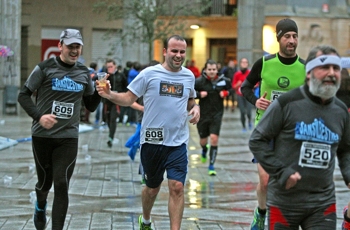 La lluvia no ha deslucido en absoluto el buen ambiente de la San Silvestre de Errenteria, en la que los corredores han disfrutado de la carrera a pesar de las condiciones meteorológicas.