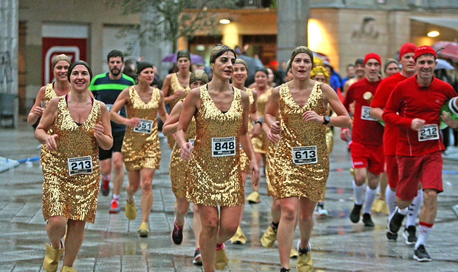 La lluvia no ha deslucido en absoluto el buen ambiente de la San Silvestre de Errenteria, en la que los corredores han disfrutado de la carrera a pesar de las condiciones meteorológicas.