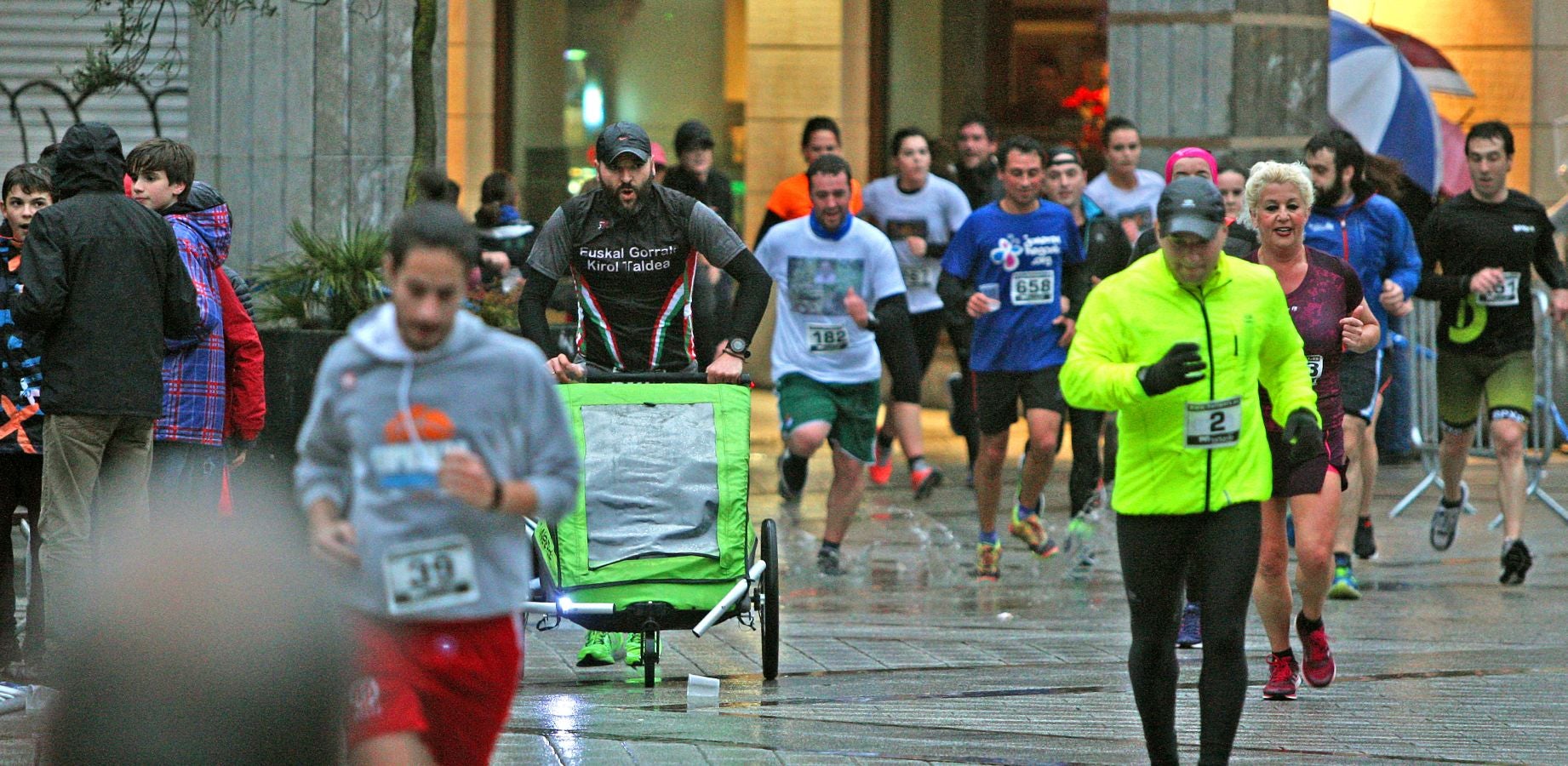 La lluvia no ha deslucido en absoluto el buen ambiente de la San Silvestre de Errenteria, en la que los corredores han disfrutado de la carrera a pesar de las condiciones meteorológicas.