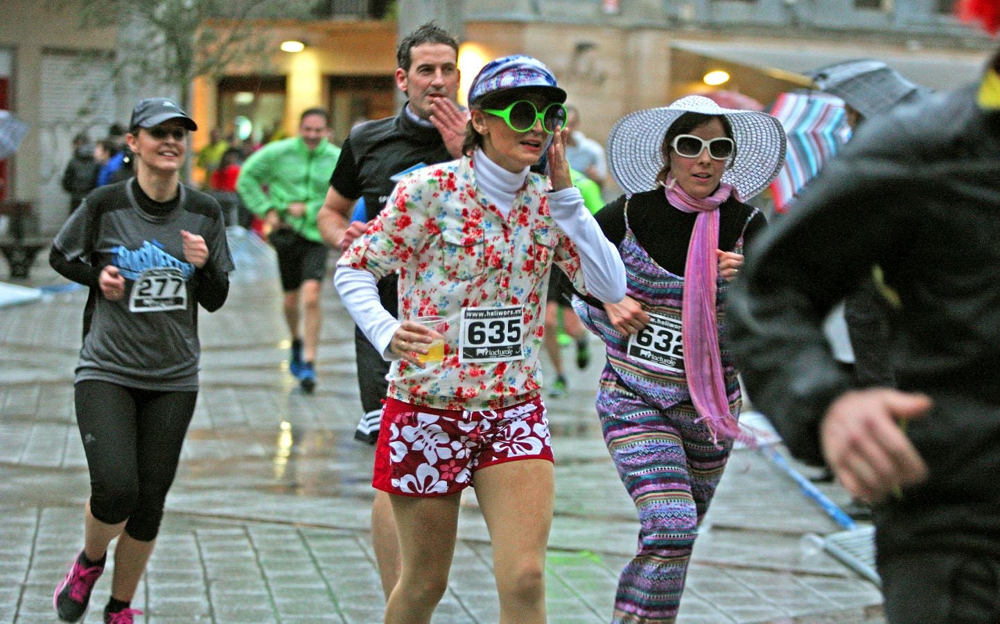 La lluvia no ha deslucido en absoluto el buen ambiente de la San Silvestre de Errenteria, en la que los corredores han disfrutado de la carrera a pesar de las condiciones meteorológicas.