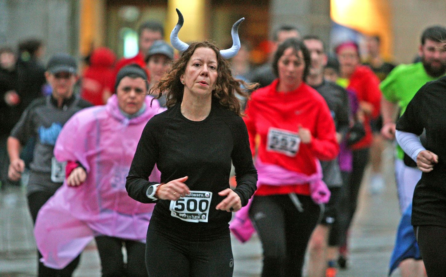 La lluvia no ha deslucido en absoluto el buen ambiente de la San Silvestre de Errenteria, en la que los corredores han disfrutado de la carrera a pesar de las condiciones meteorológicas.