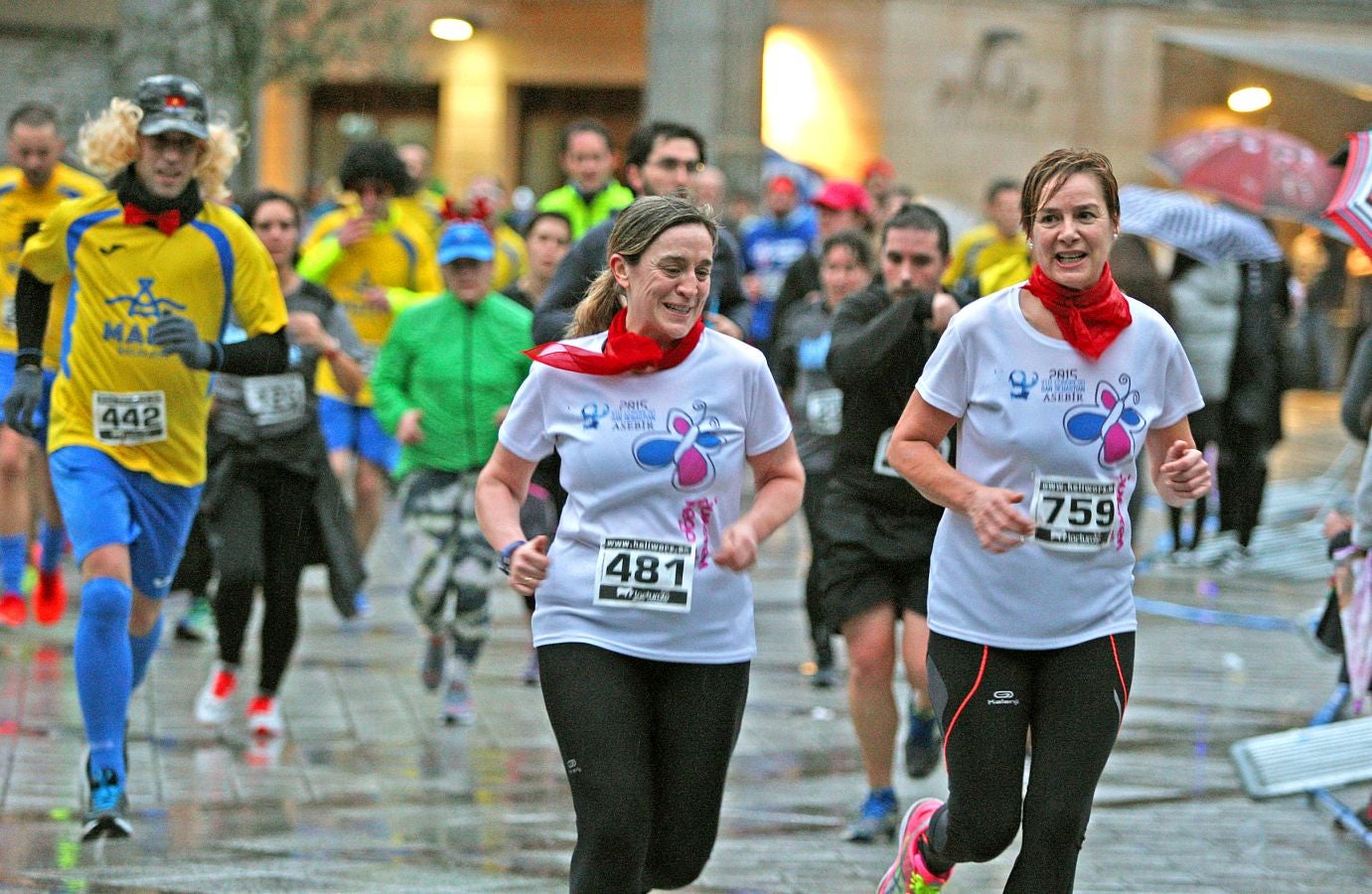 La lluvia no ha deslucido en absoluto el buen ambiente de la San Silvestre de Errenteria, en la que los corredores han disfrutado de la carrera a pesar de las condiciones meteorológicas.