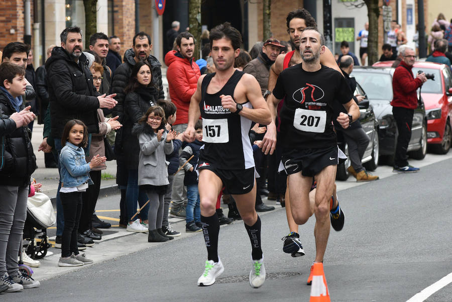 Cientos de personas de todas las edades han tomado parte este domingo de la tradicional carrera de San Silvestre en Andoain.